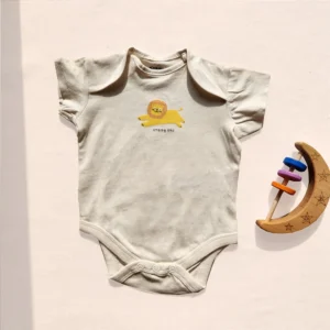 بادی آستین کوتاه وارداتی طرح شیر رنگ شیری برند sinsay