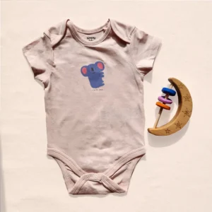 بادی آستین کوتاه وارداتی طرح کوالا رنگ صورتی برند sinsay