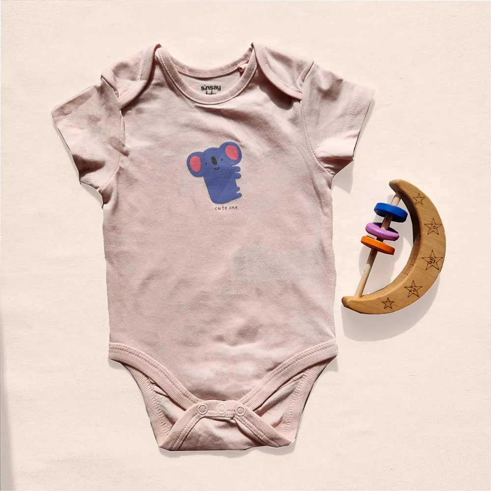 بادی آستین کوتاه وارداتی طرح کوالا رنگ صورتی برند sinsay