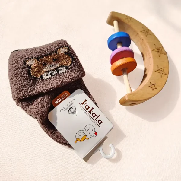 جوراب ساق بلند پشمی لبه برگردون طرح خرس رنگ قهوه‌ای تیره