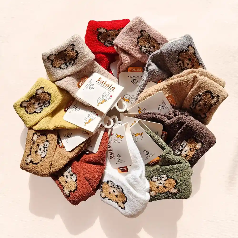 جوراب ساق بلند پشمی لبه برگردون طرح خرس کد 10425