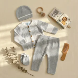 ست ۴ تیکه وارداتی ژاکت و شلوار بافت به همراه کلاه و دستکش رنگ سفید آبی برند اوبیبی