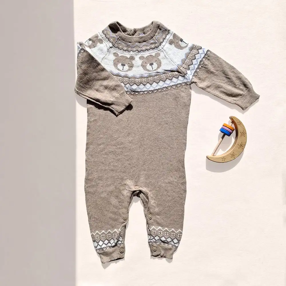 سرهمی نوزادی بافت وارداتی طرح تدی رنگ کرم تیره کد 10458