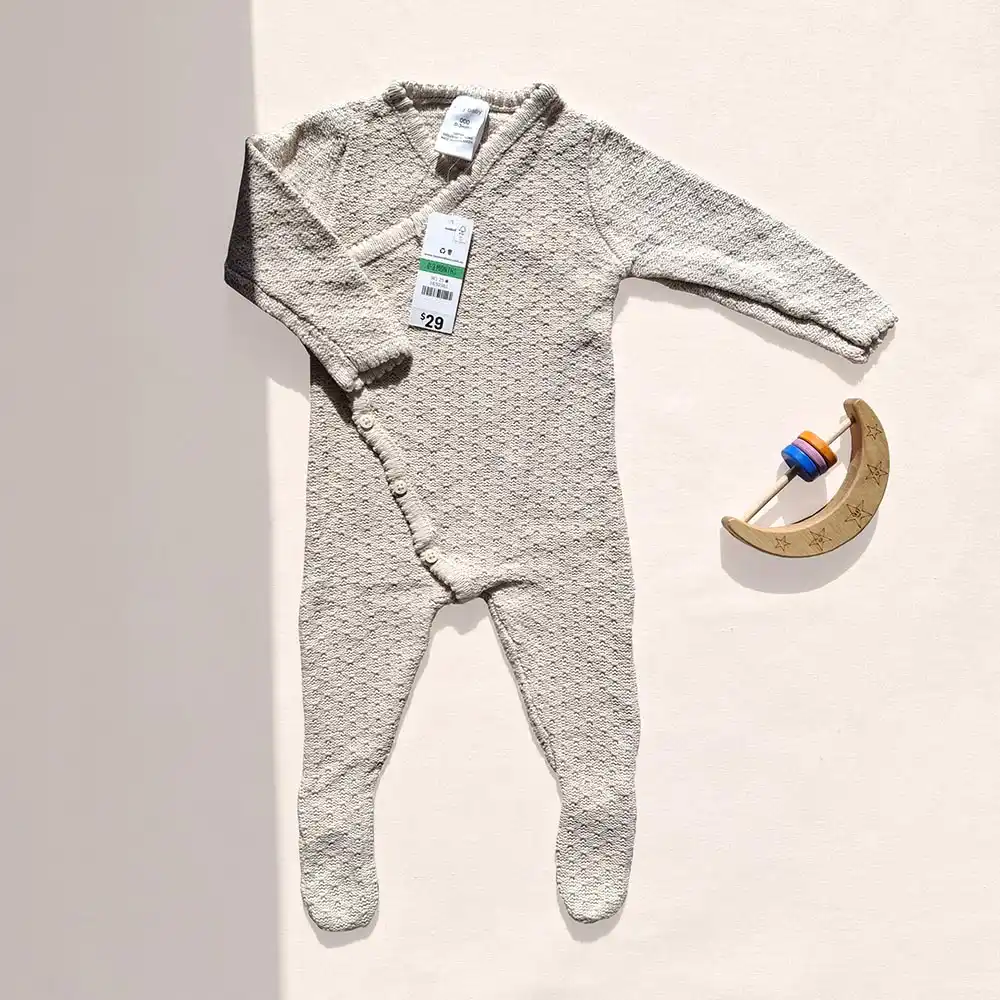 سرهمی نوزادی بافت وارداتی یقه هفت جوراب دار ساده رنگ کرم برند baby baby