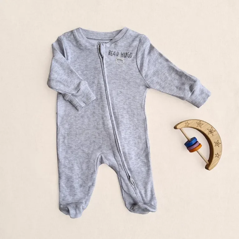 سرهمی نوزادی وارداتی دارای جوراب استپ دار طرح BEAR HUGS رنگ طوسی برند پریمارک