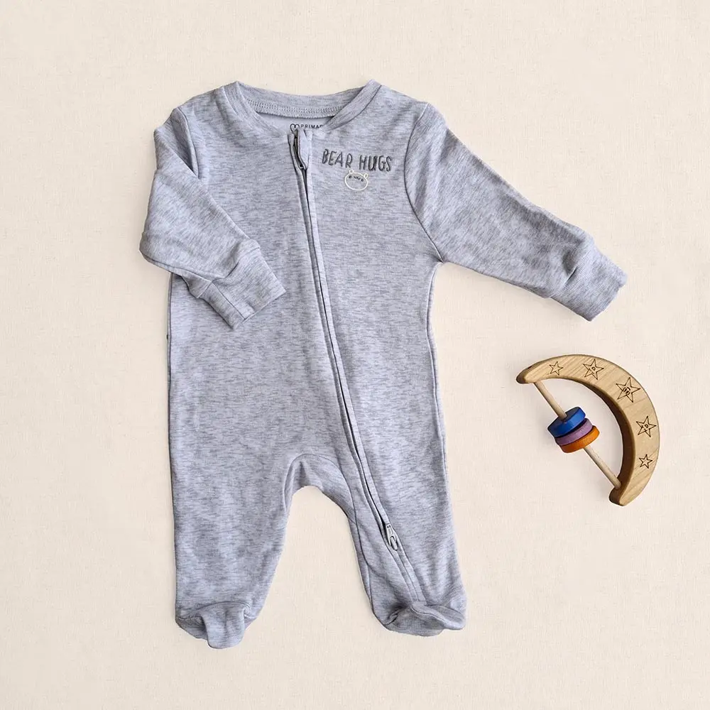 سرهمی نوزادی وارداتی دارای جوراب استپ دار طرح BEAR HUGS رنگ طوسی برند پریمارک