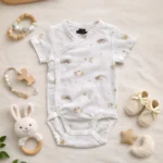 بادی آستین کوتاه وارداتی یقه هفت طرح جوجه و گوسفند رنگ سفید برند H&M