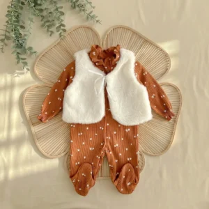 ست 2 تیکه دخترانه وارداتی ترک سرهمی جوراب دار کبریتی و کت خز طرح گلدار رنگ شتری-ش