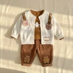 ست 3 تیکه وارداتی پسرانه بلوز و شلوار کبریتی و ژاکت طرح تدی رنگ قهوه ای روشن کرم