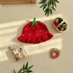 کلاه نوزادی دست بافت طرح توت فرنگی رنگ قرمز کد 10479
