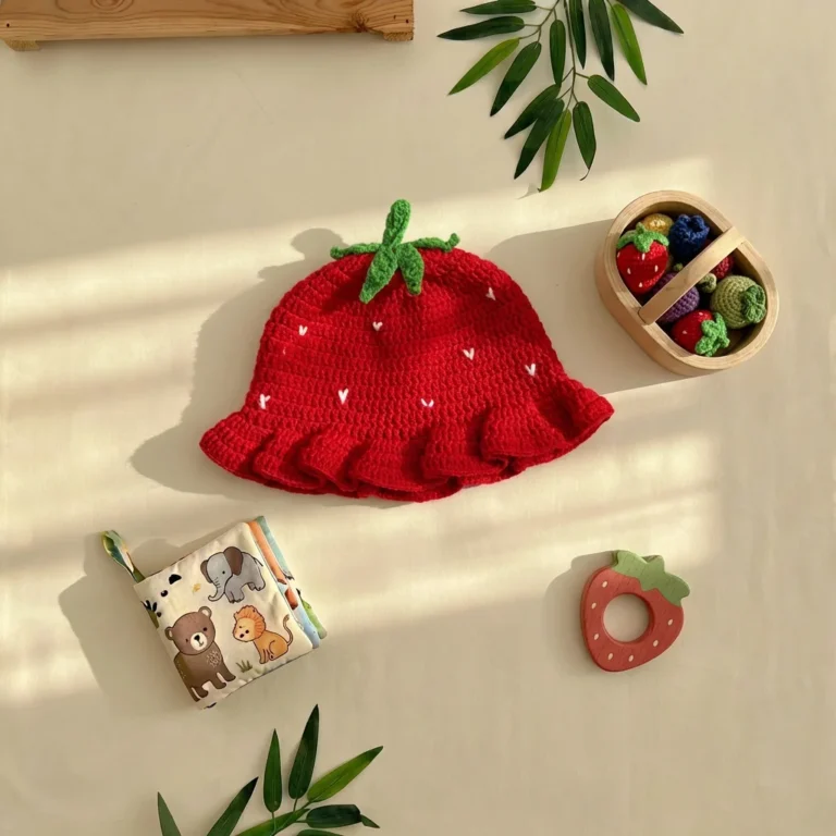 کلاه نوزادی دست بافت طرح توت فرنگی رنگ قرمز کد 10479