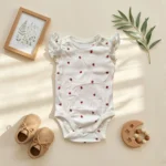 بادی آستین کوتاه وارداتی آستین چین دار طرح توت فرنگی رنگ سفید برند H&M