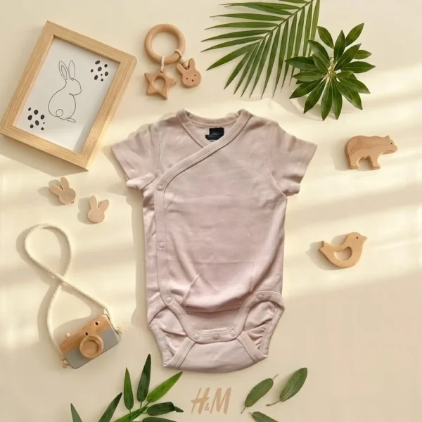 بادی آستین کوتاه وارداتی یقه هفت ساده رنگ گلبهی برند H&M