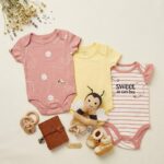 بسته 3 تایی بادی آستین کوتاه دخترانه وارداتی طرح زنبوری به همراه عروسک خواب