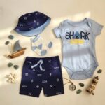 ست وارداتی بادی و شلوارک به همراه کلاه و جوراب طرح کوسه رنگ آبی