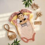 پک 3 تایی بادی آستین کوتاه دخترانه وارداتی طرح زنبوری به همراه عروسک خواب