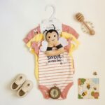 پک بادی آستین کوتاه دخترانه وارداتی طرح زنبوری به همراه عروسک خواب