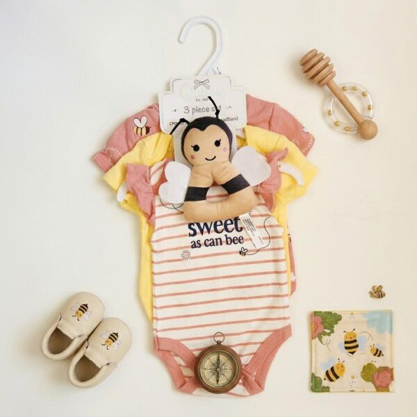 پک بادی آستین کوتاه دخترانه وارداتی طرح زنبوری به همراه عروسک خواب