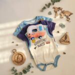 پک بادی آستین کوتاه پسرانه وارداتی طرح مینی بوس به همراه عروسک خواب