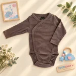 بادی آستین بلند نوزادی وارداتی یقه هفت ساده رنگ قهوه ای سوخته برند H&M