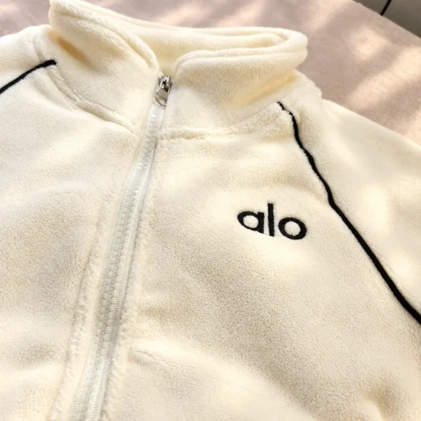 قیمت ست 3 تکه سوییشرت، شلوار و کیف نوزادی وارداتی مخمل رنگ شیری برند alo